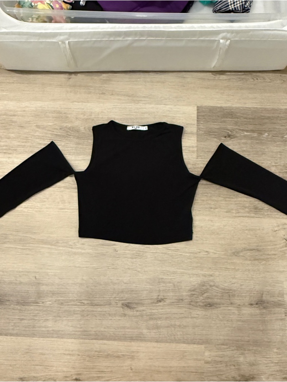 Black Cold-Shoulder Long Sleeve Crop Top - Women